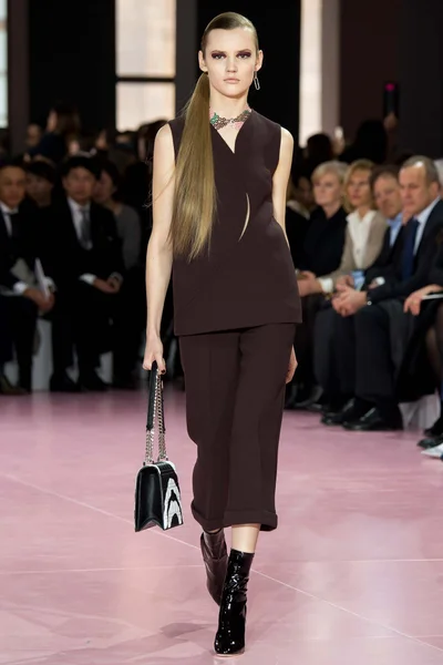 Look 16
